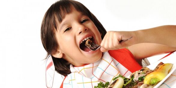 het kind eet groenten op een dieet met pancreatitis
