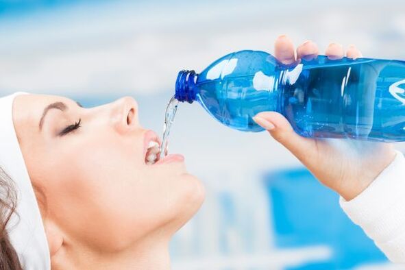 Door voldoende water te drinken, kun je in een week 5 kg overgewicht kwijtraken