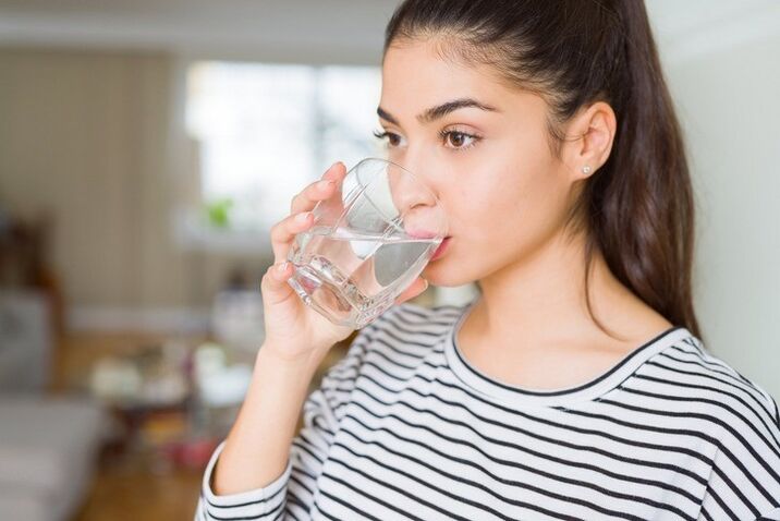Regelmatige consumptie van schoon water is de sleutel tot succesvol gewichtsverlies van 10 kg per maand. 