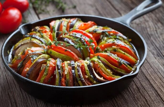 Garneer met tomaten en courgette
